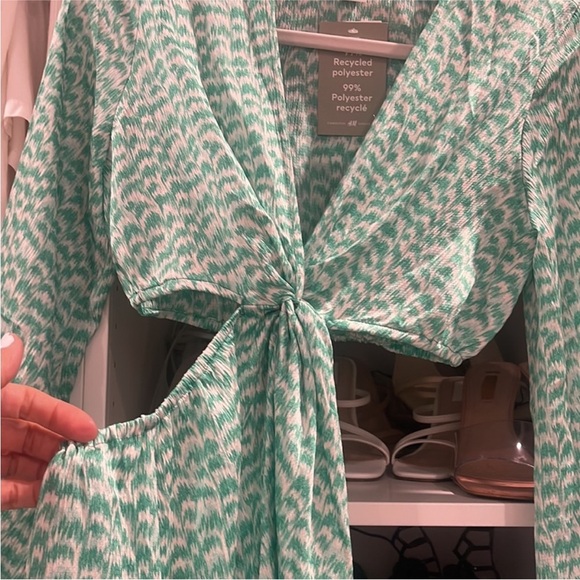 H&M Ballooned-Sleeve Green Print Cut-Out Crepe Dress - Picture 11 of 15